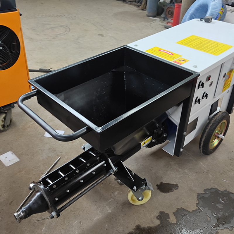 Heavy-duty spray gun and large-diameter hose of an industrial plastering machine